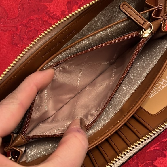 Brand New Michael Kors Large Vanilla Center Stripe Zip Around Wristlet Wallet - Picture 16 of 16